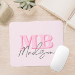 Tapis De Souris Monogramme initial minimaliste rose moderne<br><div class="desc">Créez votre propre pavé de souris personnalisé avec des initiales minimalistes modernes et un nom monographique de calligraphie de script. Disponible en différentes tailles de couleurs.</div>