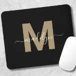 Tapis De Souris Monogramme Initial Nom de Script Or Noir Moderne<br><div class="desc">Tapis de souris à monogramme personnalisé élégant moderne noir et or avec initiale de nom. Ajoutez une touche de sophistication à votre espace de travail avec ce tapis de souris chic. Il comporte une initiale de couleur or plat (sans scintillement ni feuille) centrée sur un fond noir élégant. Le design...</div>