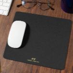Tapis De Souris Monogramme minimaliste Lin Noir Typographie Or<br><div class="desc">Un design monogramme personnalisé simple et élégant dans une typographie minimaliste moderne gris clair sur un arrière - plan de texture lin gris foncé. Les tons dorés, les initiales monogrammes et le nom peuvent être facilement personnalisés pour rendre un design aussi unique que vous êtes ! C'est un cadeau parfait...</div>