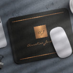 Tapis De Souris Monogramme moderne élégant script nom or noir<br><div class="desc">Bousepad de luxe exclusif monogrammed élégant personnalisé avec un carré de parties scintillant métallique en cuivre faux or et lignes sur un élégant arrière - plan élégant en cuir noir look .              Personnalisez-le avec votre texte,  votre nom et vos initiales monographiques.</div>