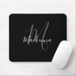 Tapis De Souris Monogramme noir blanc élégant moderne Script Girly<br><div class="desc">Monogramme noir blanc moderne Script Girly Souris Pad. Personnalisez cette élégante conception monogrammée de pavé de souris avec votre nom et votre monogramme initial dans une typographie chic,  tendance et girly script. Un cadeau parfait pour elle.</div>