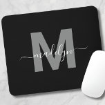 Tapis De Souris Monogramme Noir Blanc Luxueux<br><div class="desc">Tapis de souris à monogramme initial personnalisé avec une élégante écriture moderne noir et blanc. Ajoutez une touche de sophistication à votre espace de travail avec ce tapis de souris chic. Il présente une initiale grise élégante centrée sur un fond noir net, complétée par un design épuré et moderne. Combinant...</div>