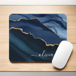 Tapis De Souris Monogramme or de la géode d'âge bleu marine<br><div class="desc">Marine Blue and Gold Foil Agate Géode Monogramme Beau Élégant Nom de script Mousepad (pavé de souris). Cela rend le parfait doux 16, 13ème, 15ème, 16ème, 18ème, 21ème, 30ème, 40ème, 50ème, 60ème, 70ème, 80ème, 90ème, 100ème anniversaire, mariage, douche nuptiale, anniversaire, retour à l'école, baby shower, diplôme ou bachorage cadeau ette...</div>