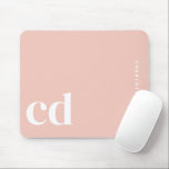 Tapis De Souris Monogramme rose simple<br><div class="desc">Un complément parfait à votre décor de salle d'étude. Ce pavé de souris n'est pas seulement une question de fonction, mais ajoute également une touche de charme esthétique à votre espace. Idéal pour l'organisation de bureau d'étude, il se fond parfaitement dans le décor de salle d'étude de style coréen étudiant....</div>
