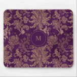 Tapis De Souris monogramme royal de damas d'or violet<br><div class="desc">Notre collection de "damas d'or royal" présente un motif de damas de fausse feuille d'or royal sur des arrière - plans violets. Cette collection vintage convient à toutes les occasions et à toutes les époques de l'année. Il est sûr d'être un bouchon, alors n'hésitez pas à nous contacter si vous...</div>