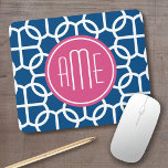 Tapis De Souris Monogrammes de Motif géométrique rose et bleu chau<br><div class="desc">Un design en zag graphique et audacieux,  aux couleurs fraîches et joyeuses. Si vous devez ajuster le monogramme,  cliquez sur le bouton customiser et apporter des modifications.</div>