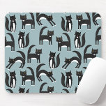 Tapis De Souris Motif de chat bleu<br><div class="desc">Chats tuxedo noirs et blancs mignons qui vaquent à leurs affaires. Un motif amusant sur un arrière - plan turquoise moyen,  parfait pour les amateurs d'animaux et d'animaux de compagnie. Les chats adorent une souris. Art original de Nic Squirrell.</div>