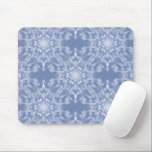 Tapis De Souris Motif de flocon de neige en dentelle Abstraite sur<br><div class="desc">Ce motif de flocon de neige fractal élégant et dentelé sur un arrière - plan bleu à l'allure moderne délicate et abstraite est offert juste à temps pour les vacances. Ce magnifique design motif de flocon de neige est parfait pour la mode de vacances et la décoration maison ainsi que...</div>