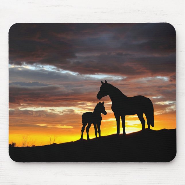 Tapis De Souris Mustang Mare et silhouette de poulain au coucher d (Devant)