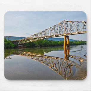 Tapis De Souris Naviguer sous un pont sur la rivière Tennessee