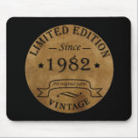 Tapis De Souris Né en 1982 anniversaire vintage<br><div class="desc">Vous pouvez ajouter un peu d'originalité à votre garde-robe avec cette édition limitée originale 1982 vintage rustique vieux retro design de couleur d'anniversaire avec une police de typographie impressionnante, est une excellente idée cadeau pour les hommes, les femmes, mari, femme petite amie, et un petit ami qui aimeront cette oeuvre...</div>