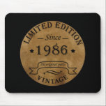 Tapis De Souris né en 1986 anniversaire vintage<br><div class="desc">Vous pouvez ajouter un peu d'originalité à votre garde-robe avec cette édition limitée originale 1986 vintage rustique vieux retro design de couleur d'anniversaire avec une police de typographie impressionnante, est une excellente idée cadeau pour les hommes, les femmes, mari, femme petite amie, et un petit ami qui aimeront cette oeuvre...</div>