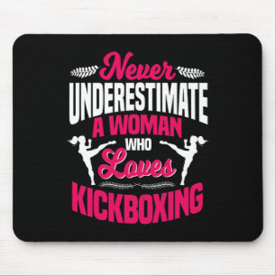 Tapis De Souris Ne sous-estimez jamais une femme qui aime le kickb