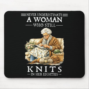 Tapis De Souris Ne sous-estimez jamais une femme qui tricote encor
