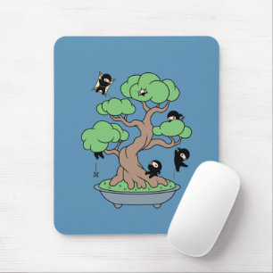 Tapis De Souris Ninjas minuscules dans l'arbre Bonsai en bleu