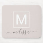 Tapis De Souris Nom chic de monogramme beige moderne<br><div class="desc">Chic moderne monogramme nom de souris pavé. Plaque de nom de bureau personnalisée monogrammée simple et propre avec vos initiales de nom,  nom et titre. Les couleurs de police et de texte sont entièrement personnalisables.</div>
