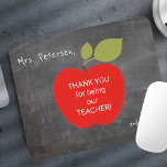 Tapis De Souris Nom de l'enseignant | Red pomme blackboard merci<br><div class="desc">Une grande pomme rouge et votre texte personnalisé à l'intérieur sur un arrière - plan de tableau de bord de l'école. Personnalisez cette mousepad avec le nom et la note de votre professeur ! Ce pourrait être un cadeau de remerciement réfléchi et mignon pour votre professeur le jour de l'appréciation,...</div>