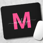 Tapis De Souris Nom de script monogramme Black Pink<br><div class="desc">Tapis de souris à monogramme initial personnalisé avec écriture moderne rose et noire pour fille. Ajoutez une touche de charme féminin et de sophistication à votre espace de travail avec ce tapis de souris chic. Il présente une initiale magenta rose vif centrée sur un fond noir élégant, créant un design...</div>