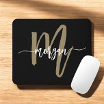 Tapis De Souris Nom du monogramme Black Gold Modern Script<br><div class="desc">Ajoutez une touche d'élégance à votre espace de travail avec la carte de souris Monogram Name Black and Gold Modern Script. Doté d'une surface noire élégante et d'un monogramme d'or audacieux dans une police de script moderne, ce clavier de souris combine luxe et fonctionnalité. Conçu pour un mouvement de souris...</div>