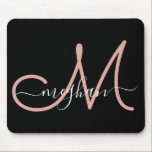 Tapis De Souris Nom manuscrit rose noir moderne Monogramme<br><div class="desc">Moderne, élégant, minimaliste noir et rose personnalisé nom monogrammed pavé souris. Ce design est composé d'un énorme modèle de texte de monogramme écrit à la main et de prénom en rose, blanc sur arrière - plan noir. Le modèle de texte de prénom est écrit dans une jolie police de caractères...</div>