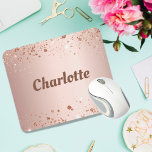 Tapis De Souris Nom monogramme de parties scintillant en or rose<br><div class="desc">Un arrière - plan rose féminin à l'aspect faux métallique. Décoré avec de la poussière de parties scintillant imitation. Personnalisez et ajoutez votre nom. Le nom est écrit avec de grandes lettres en gras.</div>