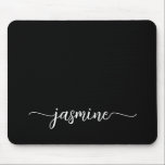 Tapis De Souris Nom personnalisé girly simple noir monogramme<br><div class="desc">Tapis de souris personnalisé élégant girly noir simple minimaliste monogramme nom signature écriture personnalisée. Ces conceptions présentent votre prénom dans un joli style de lettrage à main levée avec une typographie à queue en fourrure blanche sur fond noir. Ceux-ci sont faciles à personnaliser. Cadeau féminin élégant et stylé pour anniversaire,...</div>