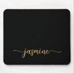 Tapis De Souris Nom personnalisé simple et féminin avec monogramme<br><div class="desc">Tapis de souris personnalisé avec nom de monogramme minimaliste noir et or, écriture manuscrite élégante et féminine. Ces conceptions présentent votre prénom dans une jolie typographie de lettrage à la main avec un style de queue en volute sur fond noir et or. Ceux-ci sont faciles à personnaliser. Cadeau féminin élégant...</div>