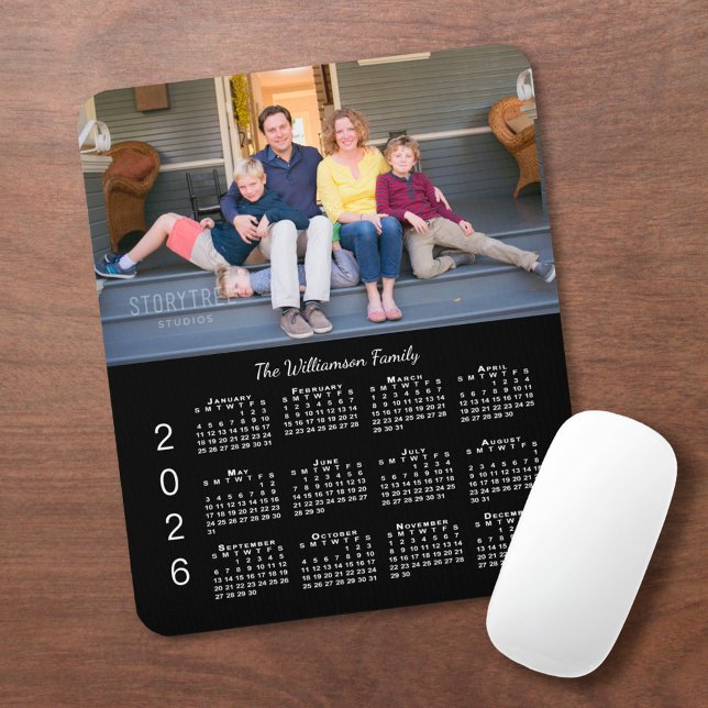 Tapis De Souris Nom photo personnalisé Black 2026 Calendrier (Personalized Photo Name Black 2026 Calendar Mouse Pad, in situ)