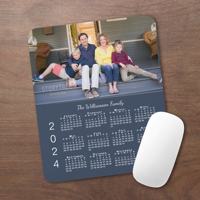 Tapis De Souris Nom photo personnalisé Navy Blue 2024 Calendrier (2024 Calendar Personalized Photo and Name Navy Blue Mouse Pad, In Situ)