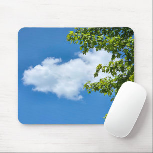 Tapis De Souris Nuage d'été encadré par le feuillage de l'arbre