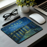 Tapis De Souris Nuit étoilée sur le Rhône | Vincent van Gogh<br><div class="desc">Starry Night Over the Rhône (1888) de Vincent van Gogh est un tableau post-impressionniste fascinant qui saisit une vue sereine de la nuit sur le Rhône à Arles, en France. L'oeuvre présente un ciel bleu profond orné d'étoiles dorées chatoyantes et de leurs réflexions sur l'eau. Au premier plan, deux figures...</div>