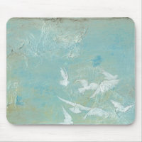 Oiseaux blancs à travers le ciel bleu