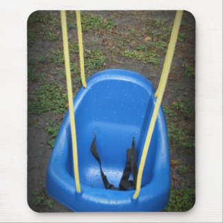 Tapis De Souris Oscillation de bébé sur le swingset, bleu avec les