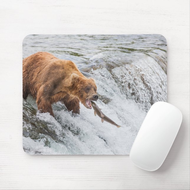 Tapis De Souris Ours brun attrape un saumon rouge (Avec souris)