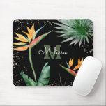 Tapis De Souris Palme de feuillage tropical Monogramme Or Noir<br><div class="desc">Apportez un peu de cette sensation de vacances tropicale à votre lieu de travail chaque fois que vous utilisez ce monogramme personnalisé chic et moderne mousepad. Des oiseaux d'aquarelle magnifiques, sophistiqués, colorés et élégants, des fleurs de paradis, de la parties scintillant faux or, et un script de calligraphie personnalisé avec...</div>
