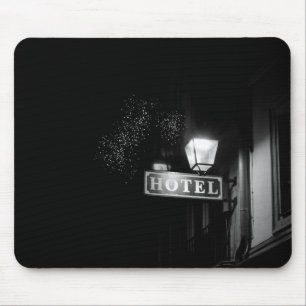 Tapis De Souris Panneau vintage de l'hôtel, feu de rue et beaucoup