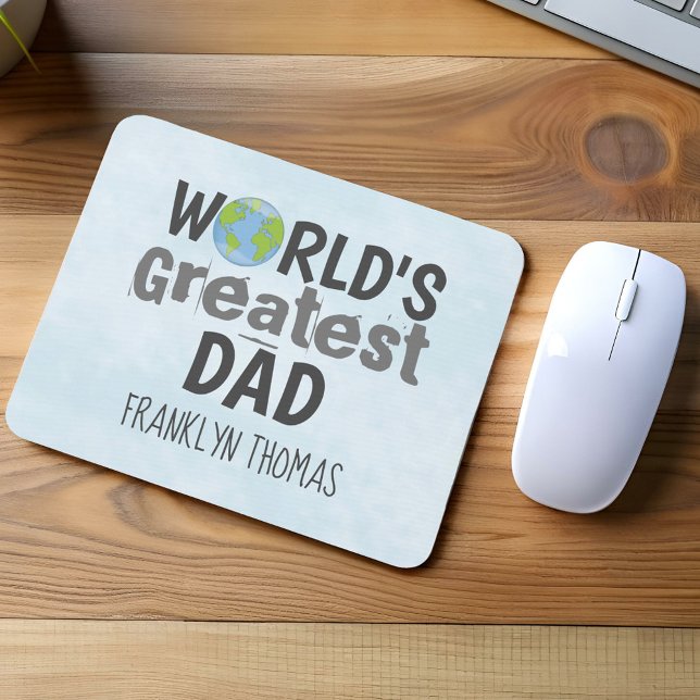 Tapis De Souris Papa Worlds plus grand script de typographie moder (World’s greatest dad personalized mouse pad with globe design custom name Father’s Day gift.)