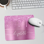Tapis De Souris Parties scintillant rose goutte à goutte Monogramm<br><div class="desc">Tapis de souris sur mesure,  élégant et girly,  avec fausse parties scintillant rose qui s'écoule contre un arrière - plan de feuille métallique faux rose. Monogramme avec votre nom dans un script blanc design et tendance avec des swashes.</div>