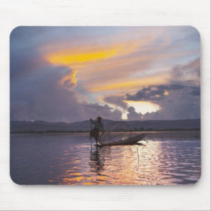 Tapis De Souris Pêcheur Intha en barque à rames à jambes pêchant a