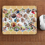 Tapis De Souris Peigne de miel géométrique 28 Photo Collage person<br><div class="desc">Créez votre propre mousepad avec 28 photos de famille, d'amis, d'animaux de compagnie, etc. Le modèle photo est configuré pour que vous puissiez ajouter vos images qui s'afficheront automatiquement dans un motif géométrique de nid d'abeille de formes hexagonales. Il a un thème neutre de couleur beige et blanc miel, mais,...</div>