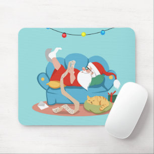 Tapis De Souris Père Noël sur le canapé en pyjama
