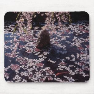 Tapis De Souris Pétales flottant sur l'étang à poissons