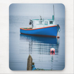 Tapis De Souris Petit bateau de pêche bleu