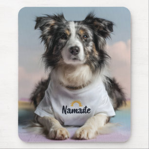 Tapis De Souris Petit chien dans un T-shirt "Namaste" sur un Yoga
