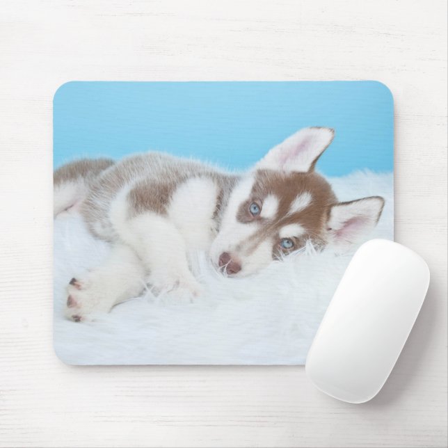 Tapis De Souris Petit Chiot Husky allongé sur une couverture (Avec souris)