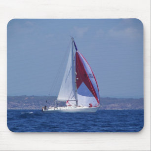 Tapis De Souris Petit yacht plaçant un spinnaker