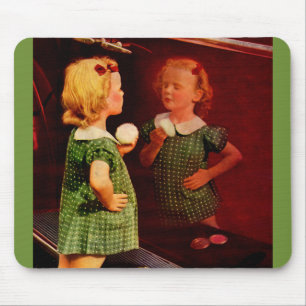 Tapis De Souris Petite fille des années 1930 regardant dans le mir