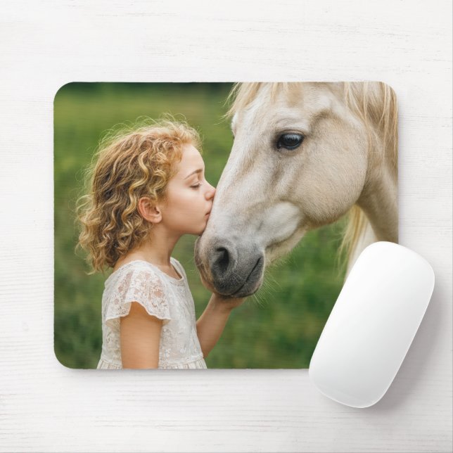 Tapis De Souris Petite Fille Embrassant Son Cheval (Avec souris)