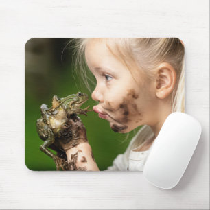 Tapis De Souris Petite fille embrasser une grenouille boueuse