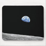 Tapis De Souris Photo de l'orbite lunaire de la Terre prise par Ap<br><div class="desc">Earthrise est le nom donné à une photographie de la Terre qui a été prise la veille de Noël 1968 lors de la mission Apollo 8,  le premier voyage habité en orbite autour de la Lune.</div>